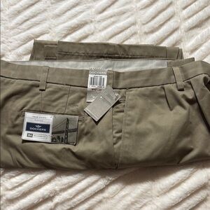Dockers Men's Khaki Chinos 42x30 NWT pleated relaxed fit